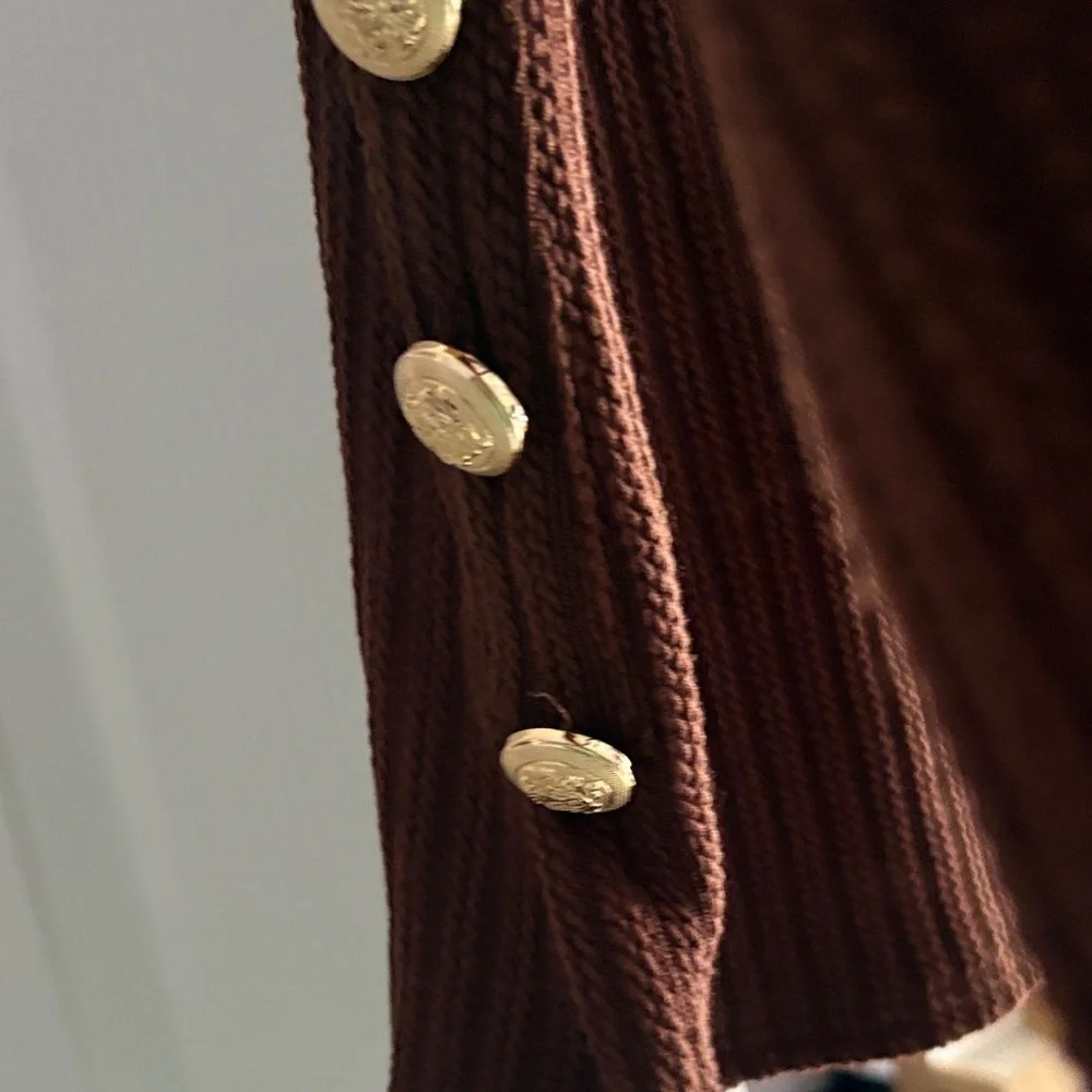 Elegant Brown Ribbed Crew Neck Sweater button detail - Picture 7 of 8
